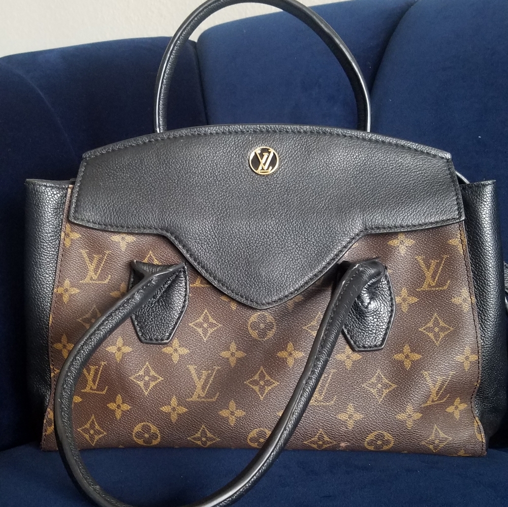 SOLD ❤️Louis Vuitton Authentic Purse